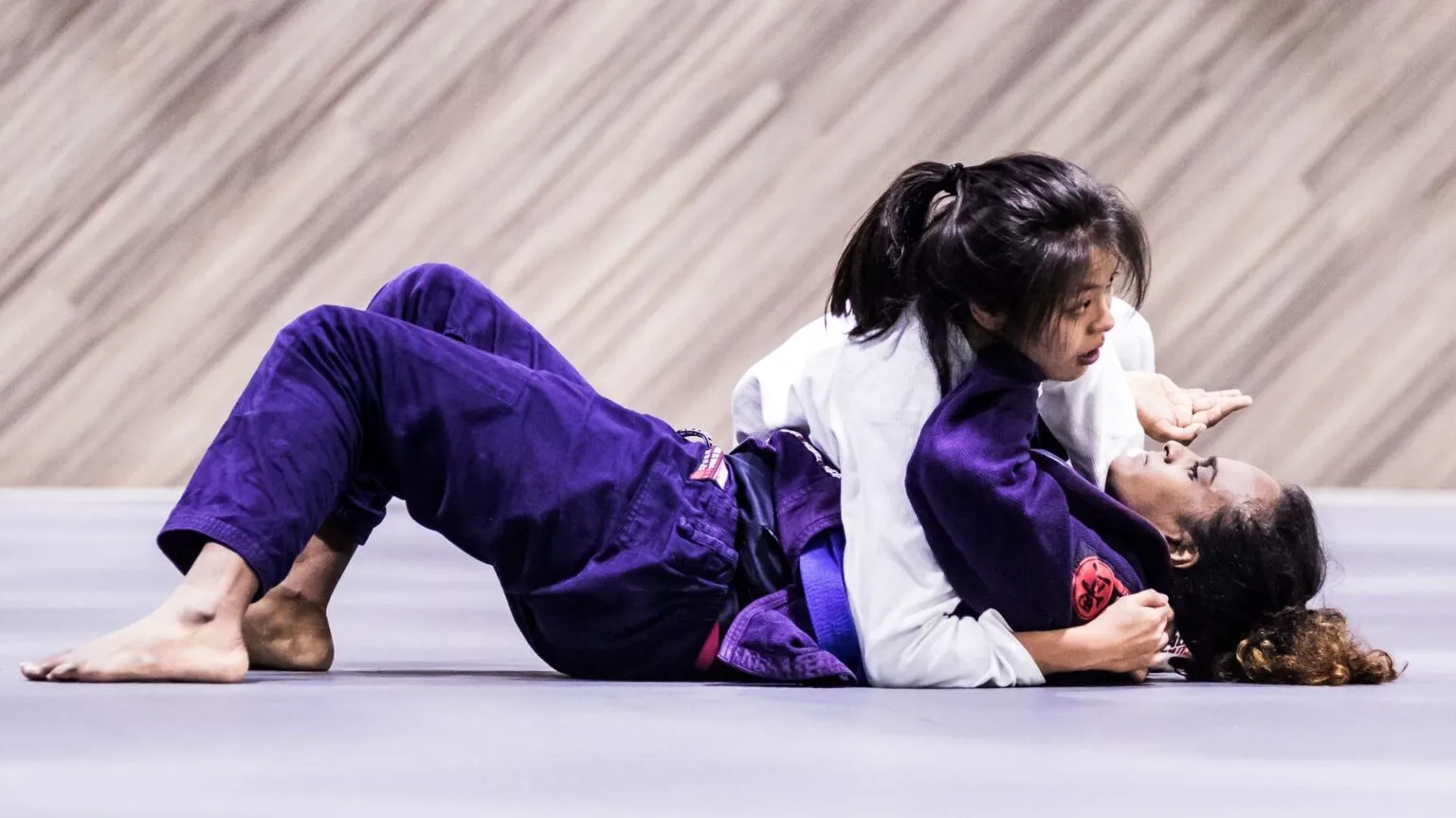 Hướng dẫn tối ưu Roll trong BJJ 1 BJJ Gym Rolling 1536x863 1