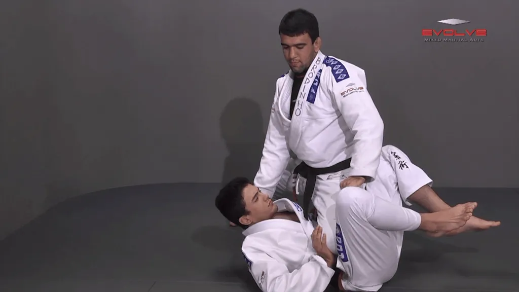 bull fight pass to knee on belly