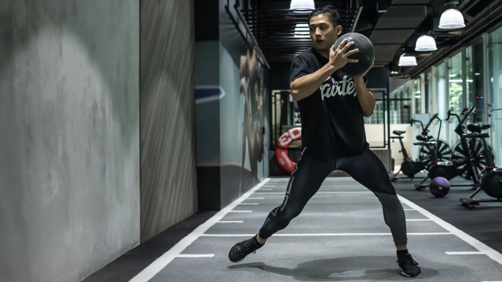 Hướng dẫn về thế đứng Southpaw trong MMA 1 hiroki med đập bóng vào tường