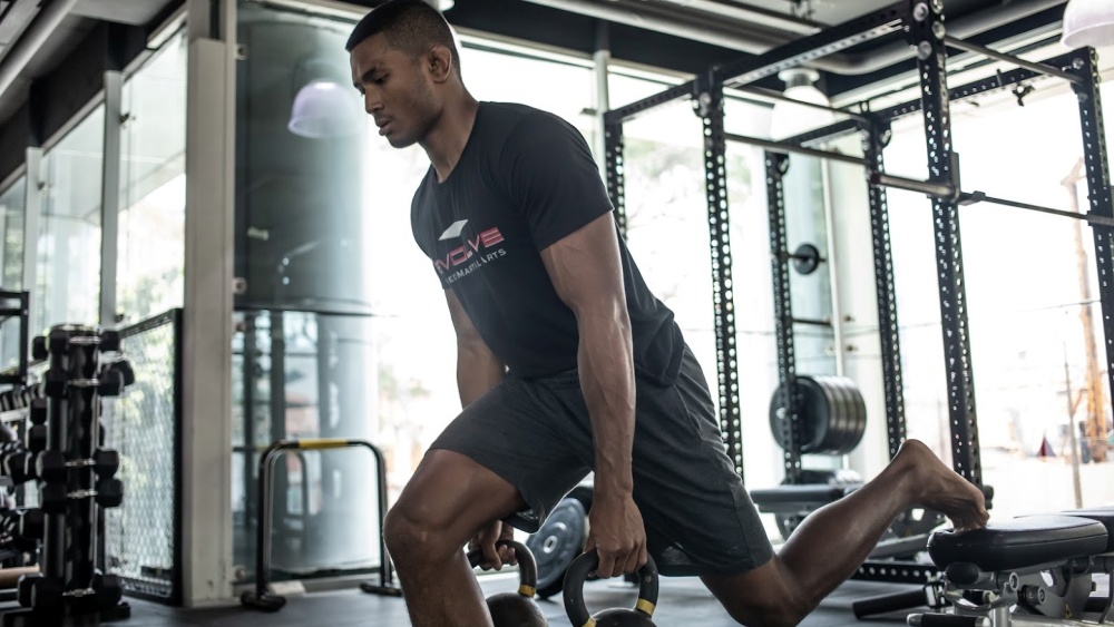 Amir kettlebell lunges