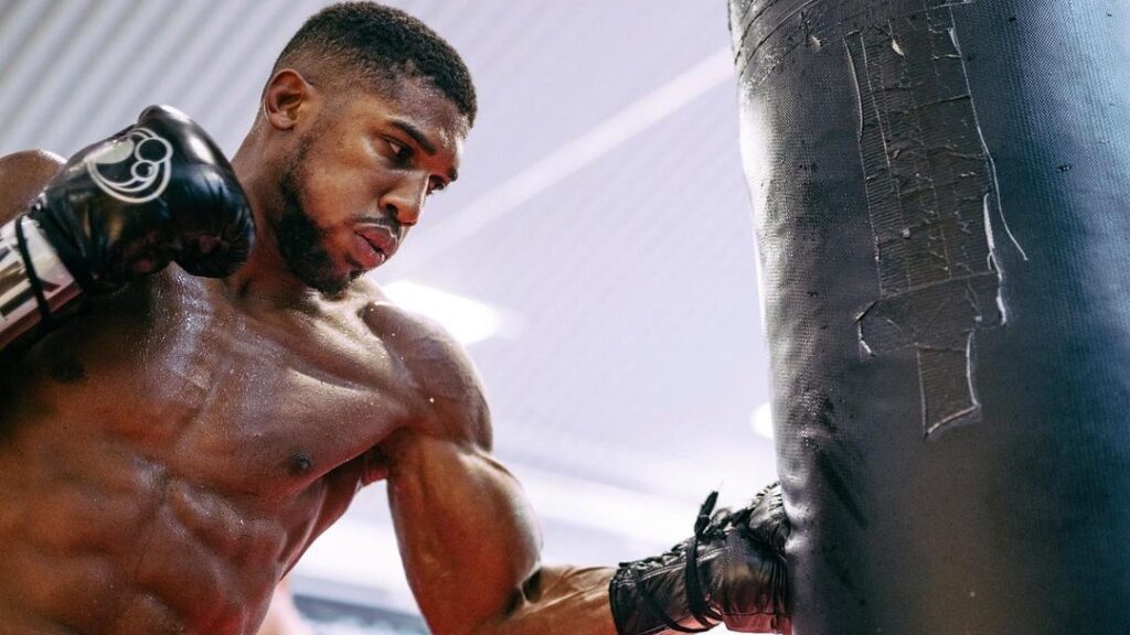 Cách Đấm Nhanh Hơn Trong Quyền Anh: 6 Bài Tập Để Cải Thiện Tốc Độ Tay Của Bạn 2 anthony joshua punching heavy bag