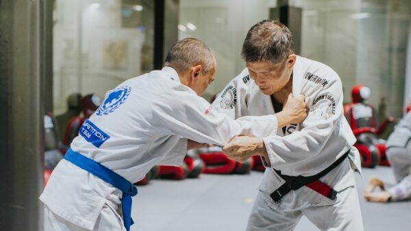 bjj students rolling 2 600x338 1