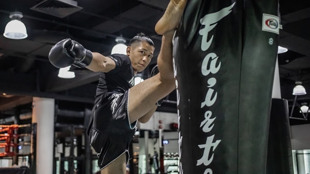 6 lý do tại sao buổi tập MMA tốt hơn buổi tập ở phòng gym 4 hiroki high kick edited