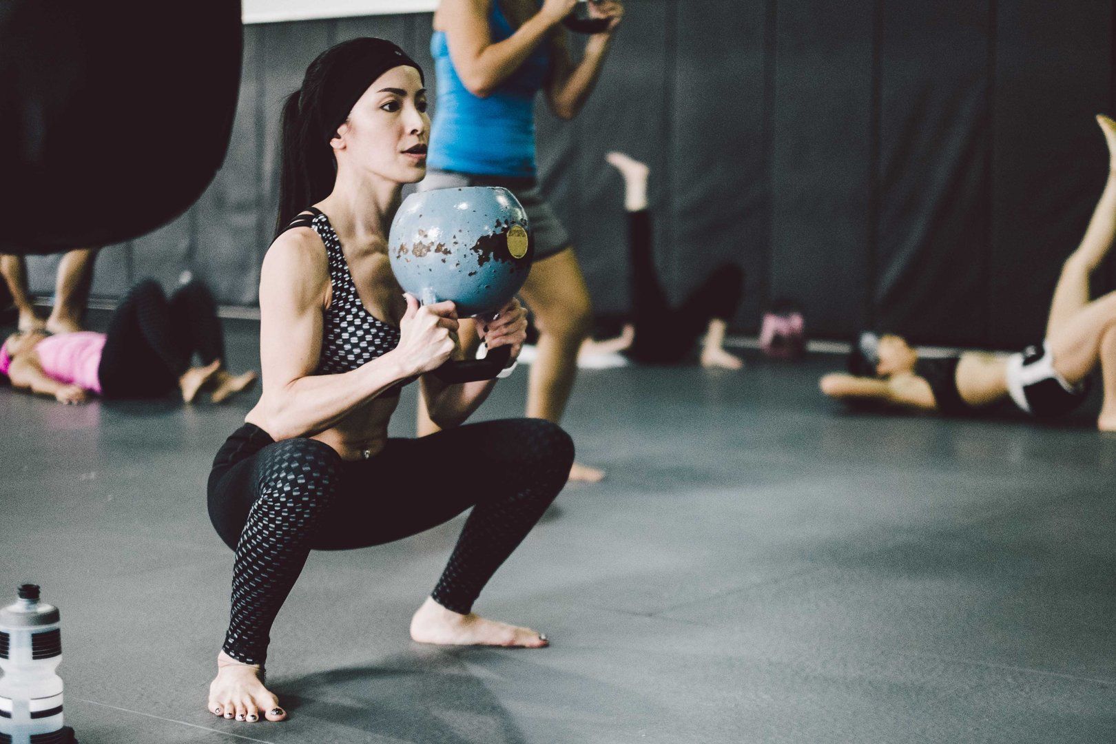 3 bài tập Circuit Training hiệu quả mà bạn cần thử 3 squat tạ ấm
