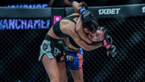 Muay Thái nữ clinch