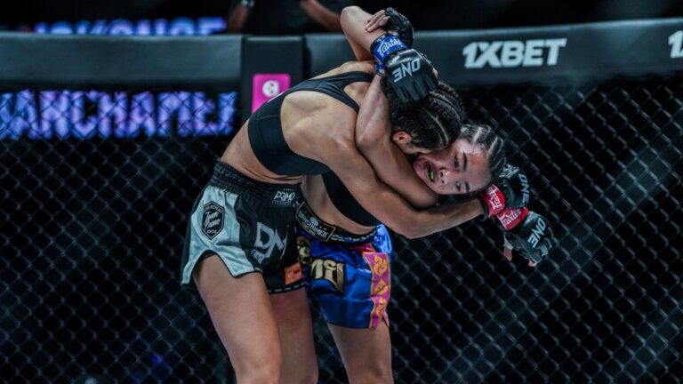 Muay Thái nữ clinch