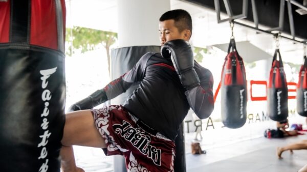 Đây là lý do tại sao lớp học Muay Thái là bài tập hoàn hảo trong giờ nghỉ trưa 3 muay thai exercise 600x338 1
