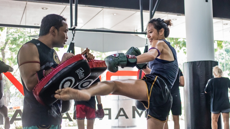 4 cách hiệu quả để tăng cường mức năng lượng của bạn 1 nữ đá muay thai pad
