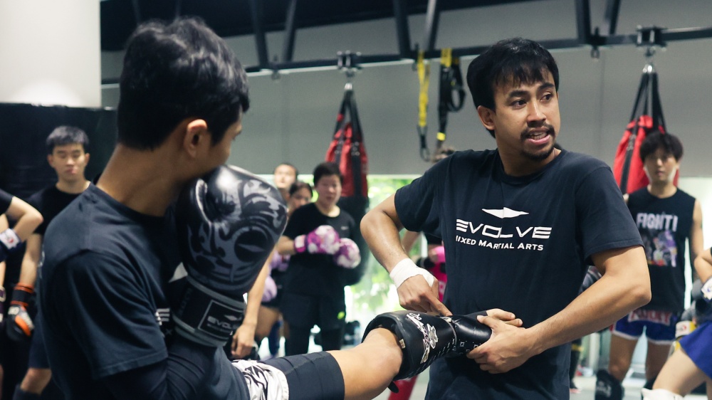 Làm thế nào để chọn phòng tập Muay Thái phù hợp với bạn 3 penaek muay femur class demo