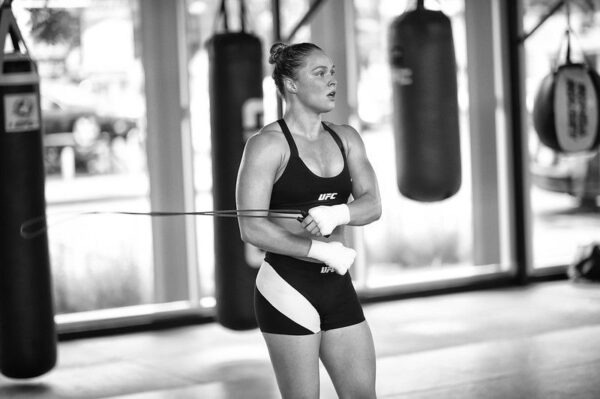 Sống như Ronda Rousey: 7 cách để trở thành một người ngầu 3 ronda rousey band 600x399 1