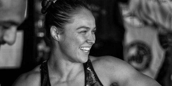 Sống như Ronda Rousey: 7 cách để trở thành một người ngầu 2 ronda rousey smile 600x300 1