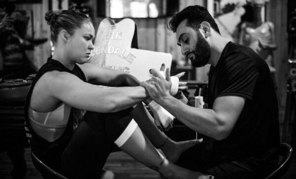 Sống như Ronda Rousey: 7 cách để trở thành một người ngầu 1 ronda rousey wraps 600x364 1