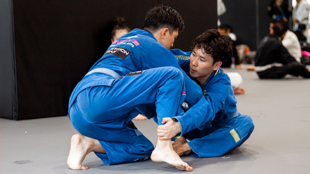 BJJ so với MMA Grappling: Điểm giống và khác nhau 1 lớp học lăn bjj của học sinh