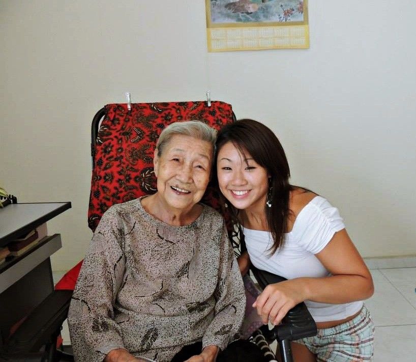 Câu chuyện cuộc đời kỳ thú của thần đồng võ thuật 19 tuổi Angela Lee 9 angela and grandma