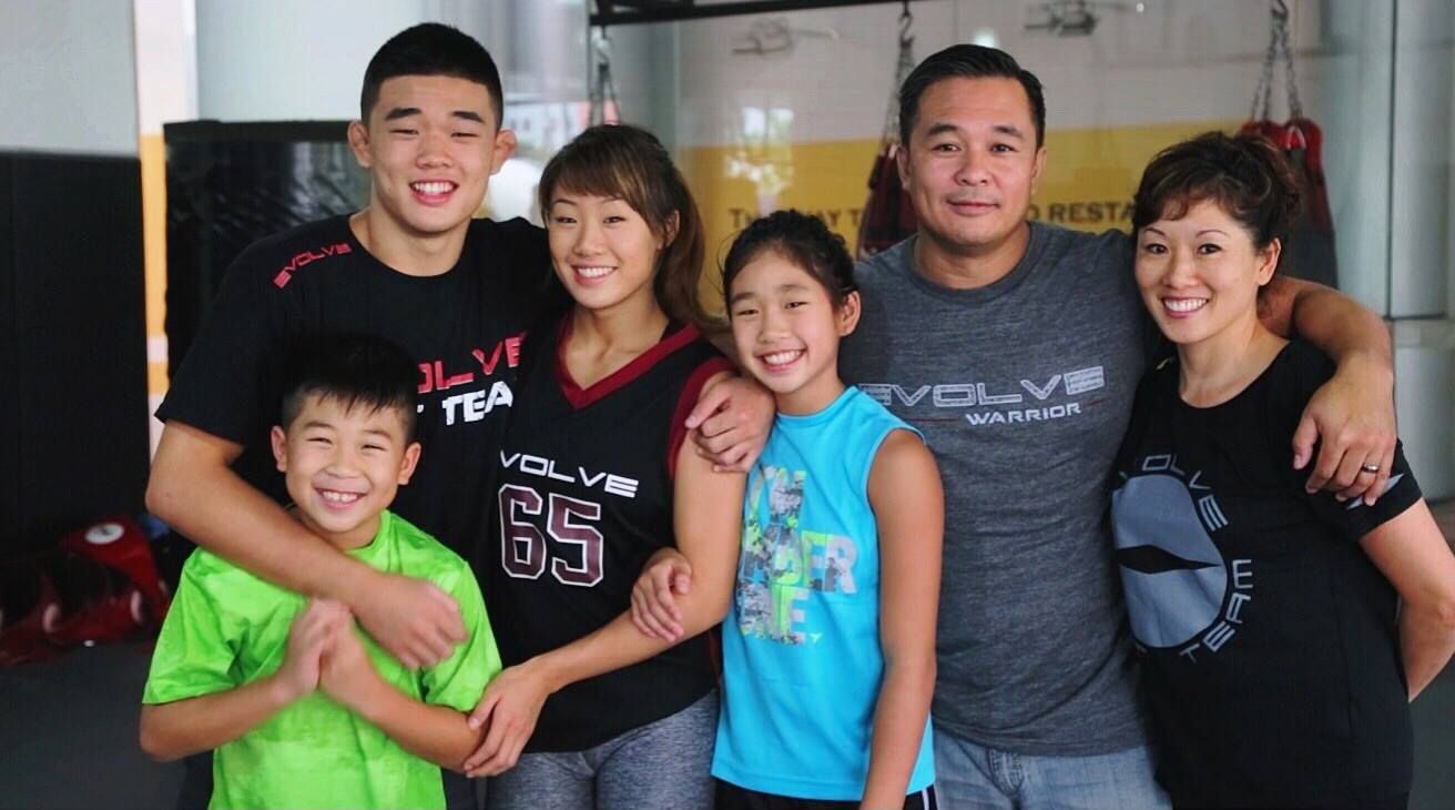 Câu chuyện cuộc đời kỳ thú của thần đồng võ thuật 19 tuổi Angela Lee 8 lee family